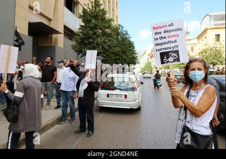 Beirut, Libanon. September 2021. Einleger protestieren am 24. September 2021 vor einer Bank in Beirut, Libanon. Laut Bloomberg ist die jährliche Inflationsrate im Libanon auf die höchste aller erfassten Länder angestiegen und übertrifft damit Simbabwe und Venezuela. Einleger werfen libanesischen Banken vor, ihr Geld im Ausland abtauchen zu lassen. (Foto: Elisa Gestri/Sipa USA) Quelle: SIPA USA/Alamy Live News Stockfoto