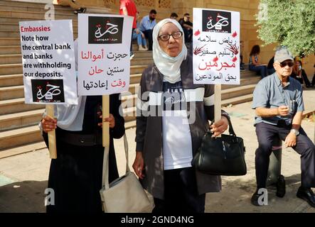 Beirut, Libanon. September 2021. Am 24. September 2021 versammeln sich die Einleger auf dem Märtyrerplatz in Beirut, Libanon, um gemeinsam auf die Banken zuzumarschieren. Laut Bloomberg ist die jährliche Inflationsrate im Libanon auf die höchste aller erfassten Länder angestiegen und übertrifft damit Simbabwe und Venezuela. Einleger werfen libanesischen Banken vor, ihr Geld im Ausland abtauchen zu lassen. (Foto: Elisa Gestri/Sipa USA) Quelle: SIPA USA/Alamy Live News Stockfoto