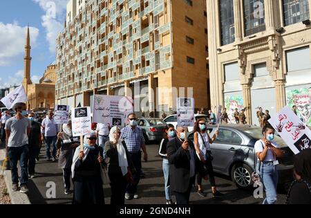 Beirut, Libanon. September 2021. Einleger marschieren am 24. September 2021 in Richtung Banken, Beirut, Libanon. Laut Bloomberg ist die jährliche Inflationsrate im Libanon auf die höchste aller erfassten Länder angestiegen und übertrifft damit Simbabwe und Venezuela. Einleger werfen libanesischen Banken vor, ihr Geld im Ausland abtauchen zu lassen. (Foto: Elisa Gestri/Sipa USA) Quelle: SIPA USA/Alamy Live News Stockfoto