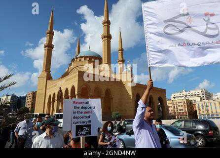 Beirut, Libanon. September 2021. Am 24. September 2021 versammeln sich die Einleger auf dem Märtyrerplatz in Beirut, Libanon, um gemeinsam auf die Banken zuzumarschieren. Laut Bloomberg ist die jährliche Inflationsrate im Libanon auf die höchste aller erfassten Länder angestiegen und übertrifft damit Simbabwe und Venezuela. Einleger werfen libanesischen Banken vor, ihr Geld im Ausland abtauchen zu lassen. (Foto: Elisa Gestri/Sipa USA) Quelle: SIPA USA/Alamy Live News Stockfoto