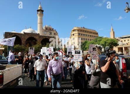 Beirut, Libanon. September 2021. Einleger marschieren am 24. September 2021 in Richtung Banken, Beirut, Libanon. Laut Bloomberg ist die jährliche Inflationsrate im Libanon auf die höchste aller erfassten Länder angestiegen und übertrifft damit Simbabwe und Venezuela. Einleger werfen libanesischen Banken vor, ihr Geld im Ausland abtauchen zu lassen. (Foto: Elisa Gestri/Sipa USA) Quelle: SIPA USA/Alamy Live News Stockfoto