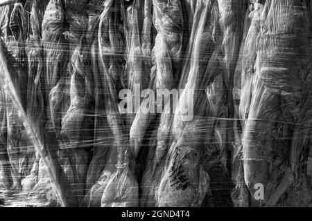 Plastiktüten und anderen Müll hinter einem großen Box-Laden. Stockfoto