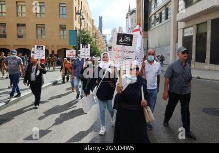 Beirut, Libanon. September 2021. Einleger marschieren am 24. September 2021 in Richtung Banken, Beirut, Libanon. Laut Bloomberg ist die jährliche Inflationsrate im Libanon auf die höchste aller erfassten Länder angestiegen und übertrifft damit Simbabwe und Venezuela. Einleger werfen libanesischen Banken vor, ihr Geld im Ausland abtauchen zu lassen. (Foto: Elisa Gestri/Sipa USA) Quelle: SIPA USA/Alamy Live News Stockfoto