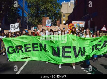 London, Großbritannien. September 2021. Während der Demonstration in Westminster halten die Demonstranten ein Transparent mit dem Titel „Green New Deal“. Hunderte von Menschen marschierten im Rahmen der Freitage zum zukünftigen globalen Klimastreik in der Hauptstadt und forderten die Regierung auf, dringend in der Klimakrise zu handeln. (Foto: Vuk Valcic/SOPA Images/Sipa USA) Quelle: SIPA USA/Alamy Live News Stockfoto