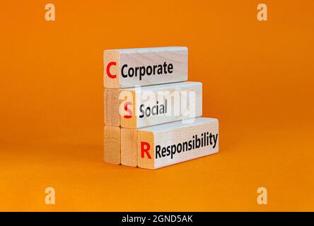 Symbol für soziale Verantwortung von Unternehmen. Konzeptworte CSR, Corporate Social Responsibility auf Blöcken auf einem schönen orangen Hintergrund. Business, corpo Stockfoto