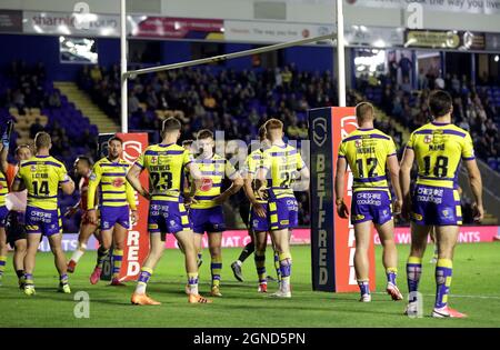 Die Spieler von Warrington Wolves erscheinen niedergeschlagen, nachdem sie während des Abspielspiels der Betfred Super League im Halliwell Jones Stadium, Wigan, einen Versuch einräumen. Bilddatum: Freitag, 24. September 2021. Stockfoto