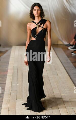 Mailand, Italien. September 2021. Modellspaziergänge auf dem Laufsteg auf der Roberto Cavalli Fashion Show während der Frühjahr/Sommer 2022 Kollektionen Fashion Show auf der Milan Fashion Week in Mailand, Italien am 22. September 2021. (Foto von Jonas Gustavsson/Sipa USA) Quelle: SIPA USA/Alamy Live News Stockfoto