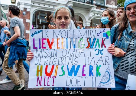 Utrecht, Niederlande. September 2021. Während der Demonstration wird ein kleines Mädchen mit einem Plakat über die Niederländer gegen den Klimawandel gesehen.Diesen Freitag streikten Zehntausende von Kindern in mehr als 60 Ländern, um Maßnahmen gegen den Klimawandel zu fordern. #FridaysForFuture ist eine Bewegung, die im August 2018 begann, nachdem eine 15-jährige Greta Thunberg drei Wochen lang jeden Schultag vor dem schwedischen parlament saß, um gegen das mangelnde Handeln in der Klimakrise zu protestieren. In Utrecht protestierten nicht nur Studenten, sondern auch Lehrer, Klimaaktivisten aus dem ganzen Land für ein besseres Klima Stockfoto