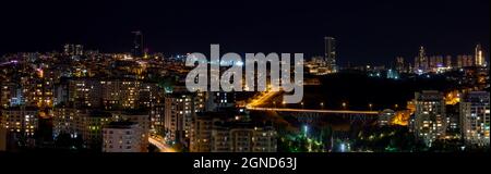 Schöne Panoramasicht auf die Stadtteile Cankaya, Oran und Dikmen in Ankara bei Nacht. Langzeitaufnahme der Dikmen Valley Bridge. Stockfoto