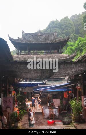 24. Juni 2018. Leshan, China. Menschen, die durch ein kleines Fischerdorf in der malerischen Gegend von leshan Grand buddha in der Provinz sichuan in china wandern. Stockfoto