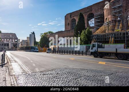 Die Bauarbeiten und die Baustelle für den Bau der neuen U-Bahn-Linie C vor dem Kolosseum. U-Bahn Rom, Latium, Italien. Stockfoto