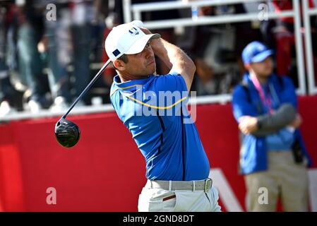 Paul Casey vom Team Europe schlägt am ersten Tag des 43. Ryder Cups in Whistling Straits, Wisconsin, am zehnten Loch in der Vierball-Sitzung am Nachmittag ab. Bilddatum: Freitag, 24. September 2021. Stockfoto