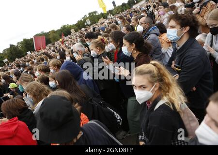 Berlin, Deutschland. September 2021. In Berlin marschierten die Teilnehmer bei einer Klimaschutzdemonstration durch den Regierungsbezirk der Hauptstadt. "Fridays for Future" selbst sprach von mehr als 100,000 Menschen. (Foto von George Panagakis/Pacific Press) Quelle: Pacific Press Media Production Corp./Alamy Live News Stockfoto