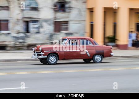 HAVANNA, KUBA - 22. FEB 2016: Oldtimer-Fahrten entlang der berühmten Küstenfahrt Malecon in Havanna Stockfoto