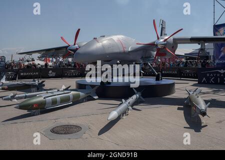 Akinci Drohne auf dem Festival zu sehen. Bayraktar AK?nc? Ist ein unbemanntes Luftfahrzeug mit hoher Höhenlage und langer Ausdauer, das vom türkischen Technologieunternehmen Baykar hergestellt wird. TEKNOFEST ist ein Luft- und Technologiefestival der Türkei, das von der Turkish Technology Team Foundation und dem Ministerium für Industrie und Technologie der Republik Türkei in Zusammenarbeit mit vielen privaten Organisationen organisiert wird. Das Festival veranstaltet eine Vielzahl von Aktivitäten wie Technologiewettbewerbe, Flugshows, Konzerte, Events und Interviews zu verschiedenen Themen. (Foto von Alba Cambeiro/SOPA Images/Sipa USA) Stockfoto