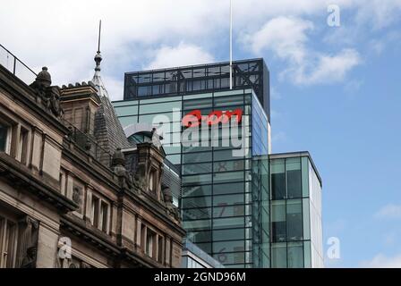 NOTTINGHAM, GROSSBRITANNIEN - 29. Jul 2021: Das moderne Glashochhaus Nottingham, Großbritannien Stockfoto