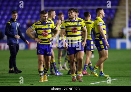 Die Spieler von Warrington Wolves erscheinen nach dem Verlust des Betfred Super League-Abspielspiels im Halliwell Jones Stadium, Wigan, niedergeschlagen. Bilddatum: Freitag, 24. September 2021. Stockfoto