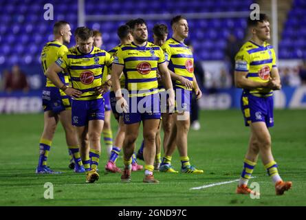 Die Spieler von Warrington Wolves erscheinen nach dem Verlust des Betfred Super League-Abspielspiels im Halliwell Jones Stadium, Wigan, niedergeschlagen. Bilddatum: Freitag, 24. September 2021. Stockfoto