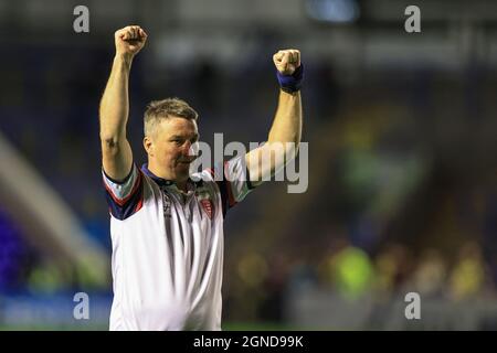 Tony Smith, Cheftrainer von Hull KR, feiert das Hinausstoßen von Warrington aus den Playoffs Stockfoto