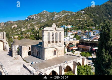 Fassade der Klosterkirche aus der 1. Hälfte des XIII. Jahrhunderts. Bellapais, Kyrenia District, Zypern Stockfoto