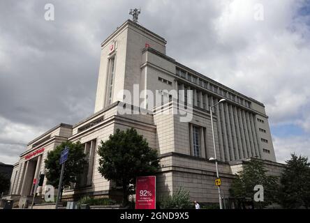 NOTTINGHAM, GROSSBRITANNIEN - 29. Jul 2021: Das Newton Building an der Nottingham Trent University Stockfoto