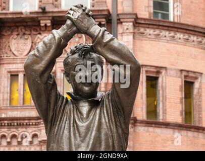 NOTTINGHAM, GROSSBRITANNIEN - 29. Jul 2021: Nahaufnahme einer Statue von Brian Clough in Nottingham, Großbritannien Stockfoto