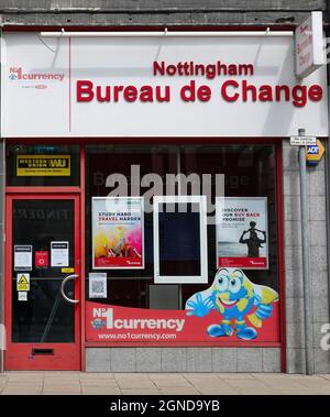 NOTTINGHAM, VEREINIGTES KÖNIGREICH - 29. Jul 2021: Das Geschäft von Bureau de Change im Stadtzentrum von Nottingham Stockfoto