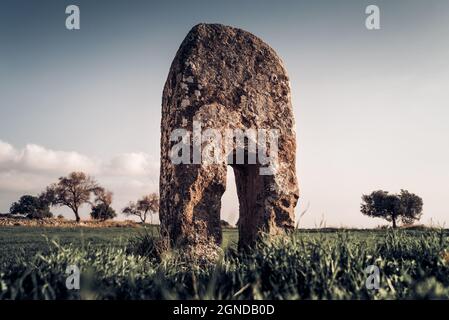 Geheimnisvoller Monolith im Feld. Pachna Dorf. Limassol, Zypern Stockfoto