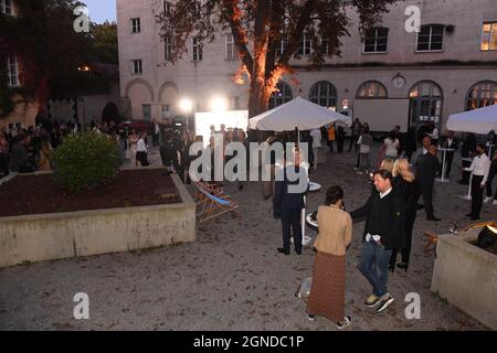 München, Deutschland. September 2021. Die Gäste feiern im „Movie meets Media“ auf der Praterinsel. Die Filmindustrie diskutierte und feierte bei sommerlichen Temperaturen. Quelle: Felix Hörhager/dpa/Alamy Live News Stockfoto