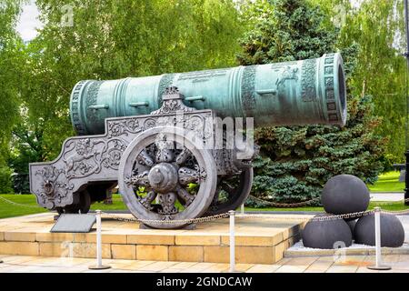 Zar Cannon (König der Kanonen) im Moskauer Kreml, Russland. Es ist alte berühmte Touristenattraktion von Moskau. Große Bronzekanone, Puschka auf Russisch, in Moskau Stockfoto