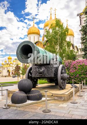 Zar Cannon (König der Kanonen) im Moskauer Kreml, Russland. Großes historisches Denkmal mit Blick auf die alten Kathedralen im Stadtzentrum von Moskau im Sommer. Diese pl Stockfoto