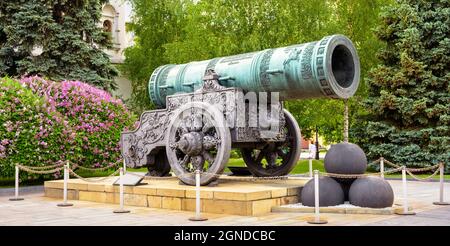 Zar Cannon (König der Kanonen) im Moskauer Kreml, Russland. Es ist alte berühmte Touristenattraktion von Moskau. Panoramablick auf große Bronzegewehr, Puschka auf Stockfoto