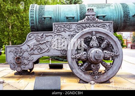 Zar Cannon (König der Kanonen) im Moskauer Kreml, Russland. Es ist berühmte Touristenattraktion von Moskau. Verziertes Ornament auf großen Metallgewehrwagen und wh Stockfoto