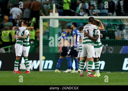 Lissabon, Portugal. September 2021. Die Spieler von Sporting feiern am 24. September 2021 das Fußballspiel der Portugiesischen Liga zwischen Sporting CP und CS Maritimo im Stadion Jose Alvalade in Lissabon, Portugal. (Bild: © Pedro Fiuza/ZUMA Press Wire) Bild: ZUMA Press, Inc./Alamy Live News Stockfoto