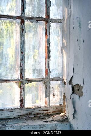 Altes Fenster mit heruntergekommener, rissiger Farbe Stockfoto