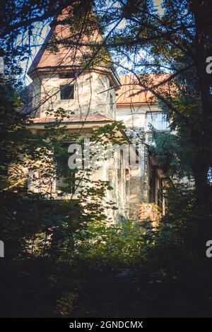 Altes, altes Backsteinhaus Stockfoto