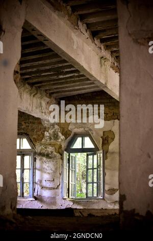 Altes einstürzendes Haus, offenes Fenster Stockfoto