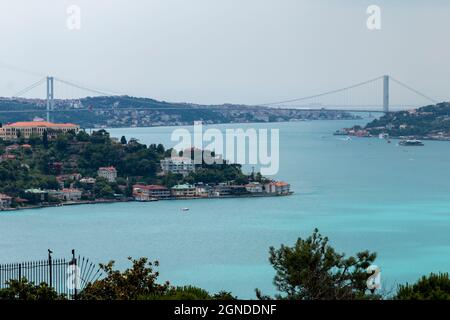 ISTANBUL, TÜRKEI, JUNI 18 2021, Istanbul Bosporus aus Otagtepe. Istanbul, Türkei Stockfoto