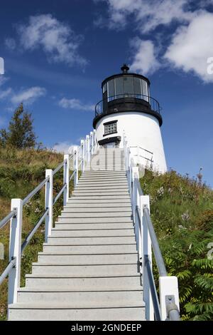 Das Owls Head Lighthouse liegt auf einer Klippe und bietet eine aktive Hilfe für die Schifffahrt nach Rockland Harbor und Penobscot Bay, Maine, USA Stockfoto