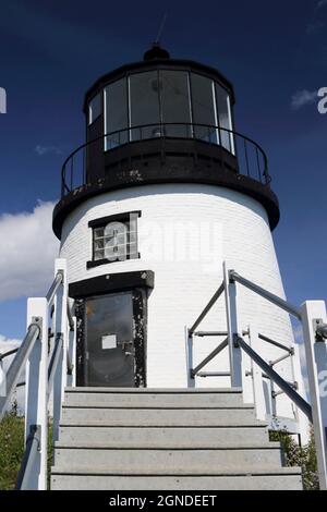 Das Owls Head Lighthouse liegt auf einer Klippe und bietet eine aktive Hilfe für die Schifffahrt nach Rockland Harbor und Penobscot Bay, Maine, USA Stockfoto