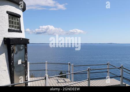 Das Owls Head Lighthouse liegt auf einer Klippe und bietet eine aktive Hilfe für die Schifffahrt nach Rockland Harbor und Penobscot Bay, Maine, USA Stockfoto