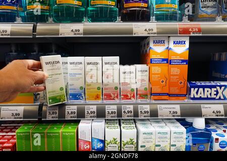 Weleda-Produkte in einem Supermarkt Stockfoto