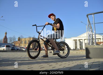 Kovrov, Russland. 30. April 2017. Teen auf BMX Fahrrad in der Nähe des Einkaufszentrums Kovrov Mall Stockfoto