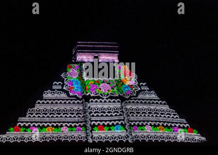 CHICHEN ITZA, MEXIKO - 25. FEB 2016: Lichtshow an der Kukulkan Pyramide in der alten Maya-Stadt Chichen Itza, Mexiko Stockfoto