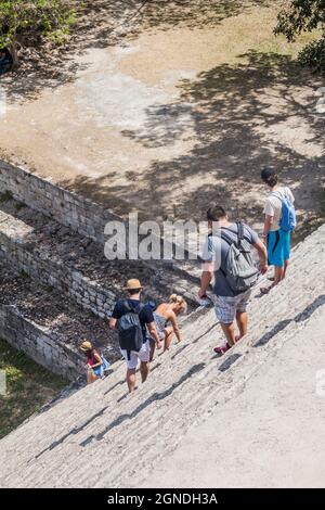 UXMAL, MEXIKO - 28. FEB 2016: Touristen steigen von der Großen Pyramide an den Ruinen der alten Maya-Stadt Uxmal, Mexiko, ab Stockfoto