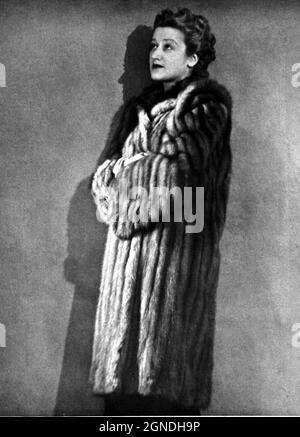 1944 , ITALIEN : die berühmte italienische Schauspielerin LIA ZOPPELLI ( 1920 - 1988 ) , spielt mit Tino Carraro , Ernesto Calindri und Carlo Daporto - THEATER - TEATRO - ritratto - THEATER - Portrait - fur - pelliccia ---- Archivio GBB Stockfoto