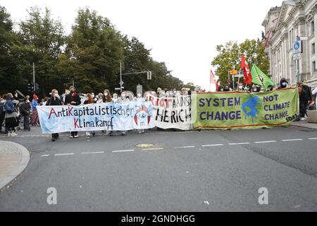 Berlin, Deutschland. September 2021. Am 24. September 2021 marschierten die Teilnehmer in Berlin bei einer Klimaschutzdemonstration freitags für die Zukunft mit mehr als 100,000 Menschen durch den Regierungsbezirk der Hauptstadt. (Foto von George Panagakis/Pacific Press/Sipa USA) Quelle: SIPA USA/Alamy Live News Stockfoto