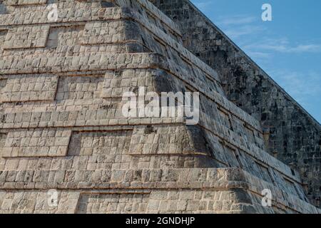 Detailail der Stufen der Pyramide Kukulkan in der Maya archäologischen Stätte Chichen Itza, Mexiko Stockfoto