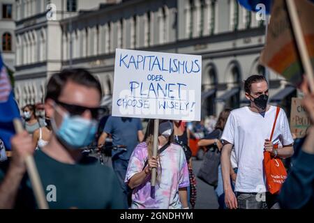 PLAKAT: KAPITALISMUS ODER PLANET MIT BEDACHT WÄHLEN! Am 24. September 2021 sammeln sich in München 29.000 Menschen beim globalen Klimafall vor der Bundestagswahl, um ein deutsches Zeichen für Klimaschutz & Umweltschutz, die Inhalation des Pariser Abkommens und das 1, 5 Grad Ziel und um Druck auf die Wähler*innen sowie die Parteien auszuschüben. * am 24. September schlossen sich zwei Tage vor den Bundestagswahlen in München 2021 29,000 Menschen dem globalen Klimastreik an. Sie protestierten, um eine klare Botschaft für den Klima- und Umweltschutz zu zeigen, für das Pariser Abkommen & t Stockfoto