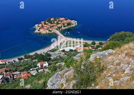 Panoramablick über die wunderschöne Insel (derzeit das 5-Sterne-Hotel Resort Aman Sveti Stefan) von Sveti Stefan, Montenegro Stockfoto